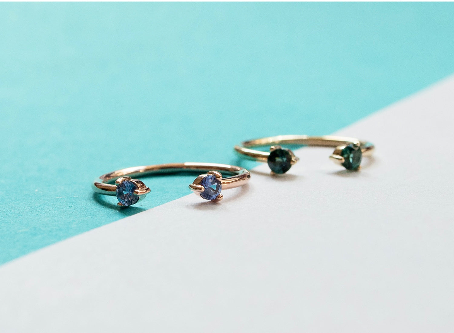 Anillo abierto zafiros azules 14k