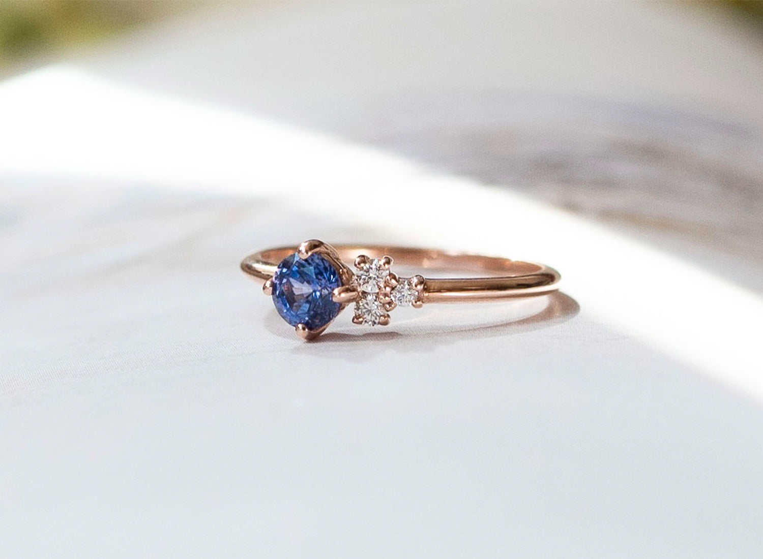 Anillo zafiro azul rd c/diamantes laterales 14k