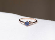 Anillo zafiro azul rd c/diamantes laterales 14k Cod.1106